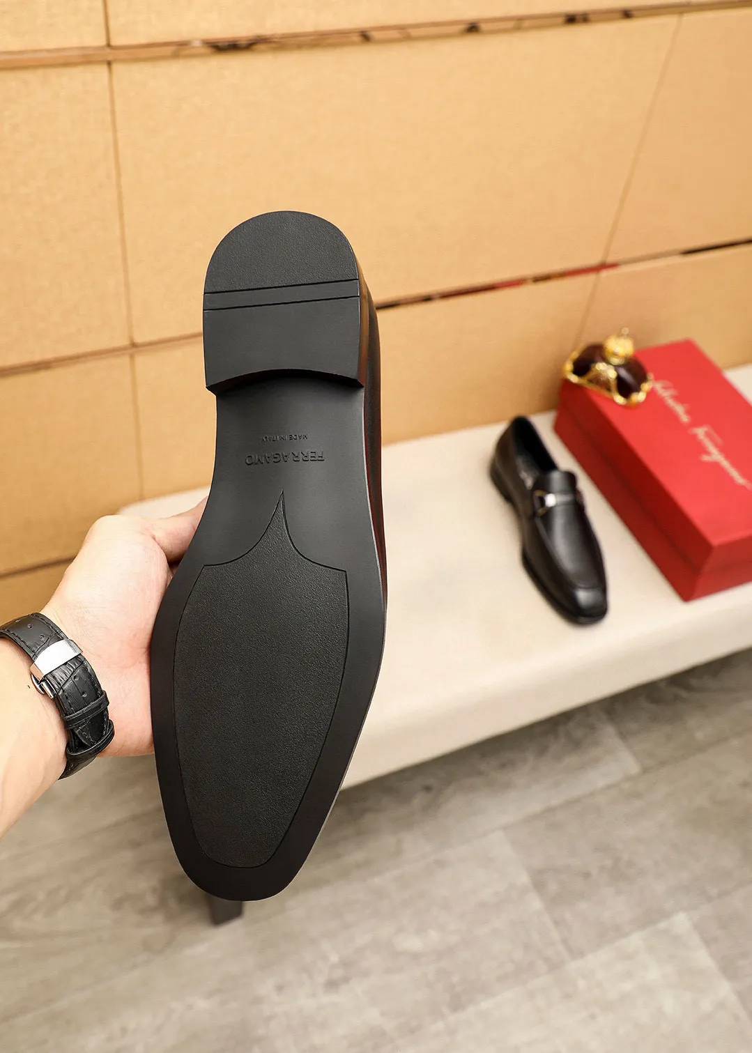Men's shoes💰460💰 Product trademark: Ferragamo "Ferragamo" casual leather shoes Regular size: 38-44 (45🉑️customized) Product materials: Selected imported first-layer calfskin upper + luxury hardware buckle, imported water-dyed cow leather lining. Strong three-dimensional visual effect, original outsole Color: 3⃣️colors available